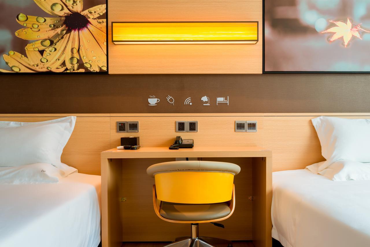 Iu Hotel Guiyang Shibei Road Exteriör bild